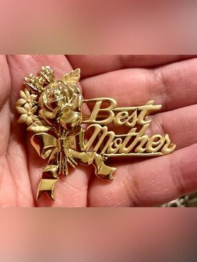 Best Mother Gold-Tone Floral Script Brooch